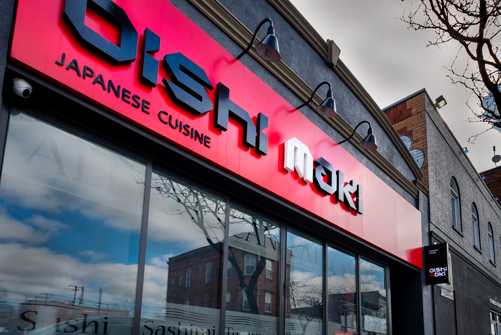 <strong>Oishi Sushi<span><b>view larger</b></span></strong><i>→</i>